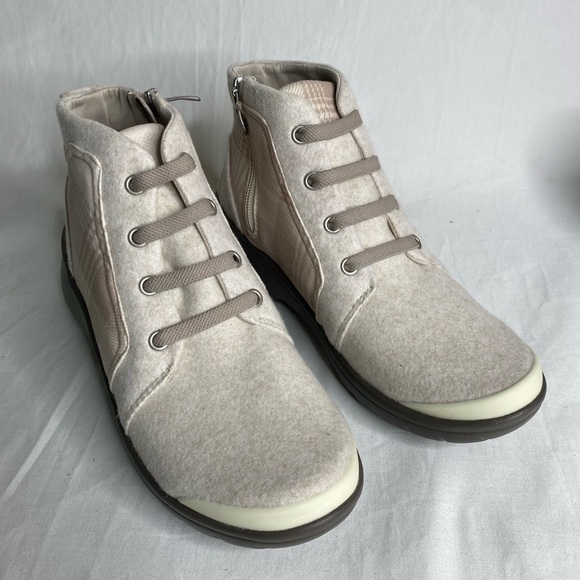 Bzees Womens Ankle Boots 7M Kick Back Taupe Cushioned Insole Arch Support New - Picture 4 of 10